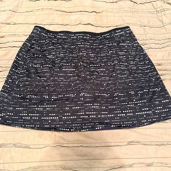 made for life Dresses & Skirts - Large women’s athletic skirt with sewn in shorts. Quick dry material, drawstring